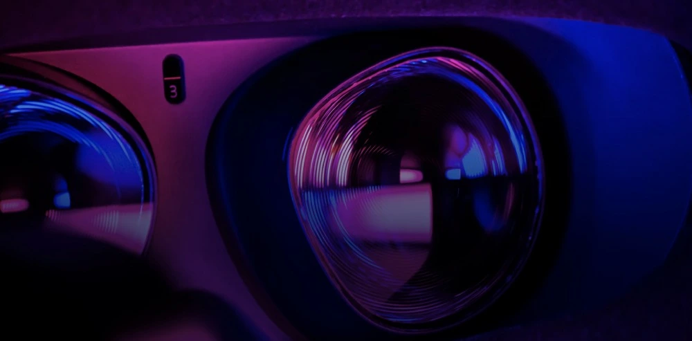 Primo piano di obiettivi bioritmi di un dispositivo VR in una luce violetta e blu, simboleggiando tecnologie avanzate e innovazione digitale.